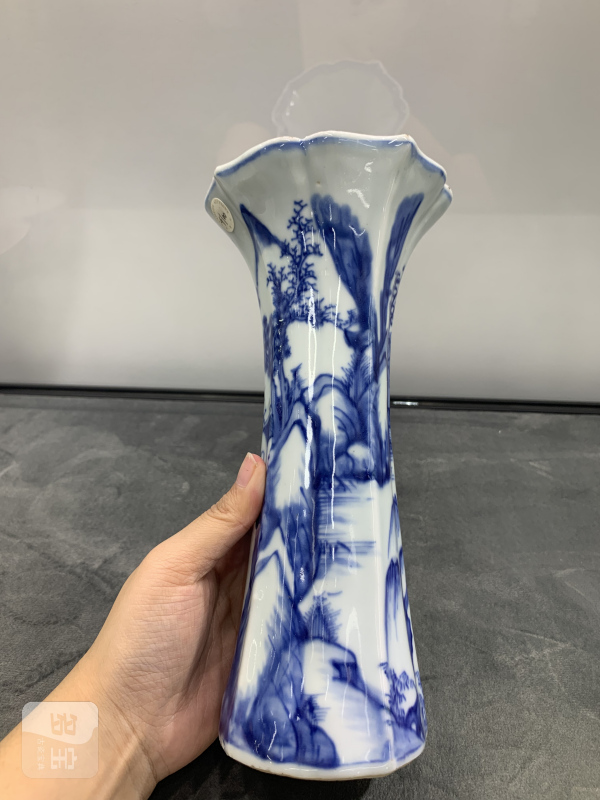 清康熙青花山水楼阁纹海棠形花觚 - 图3